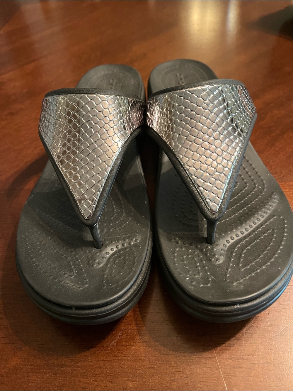 CROCS Women’s Metallic Silver Snake-Print Thong Sandals